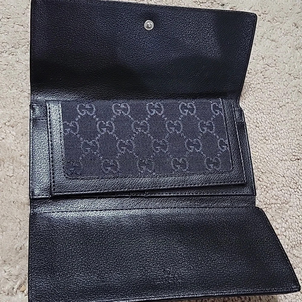 Gucci Black Wallet with Red Stripe and Silver Emblem - Picture 5 of 7